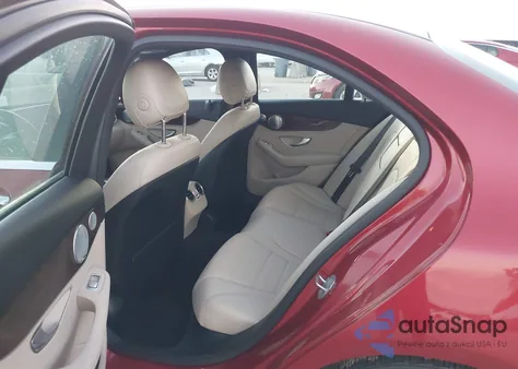 2018 Mercedes-Benz C 300 z USA, uszkodzony, nr VIN 55SWF4JB2JU256657